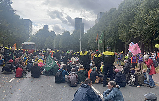 В Гааге несколько сотен экоактивистов перекрыли трассу А12 в ходе акции протеста