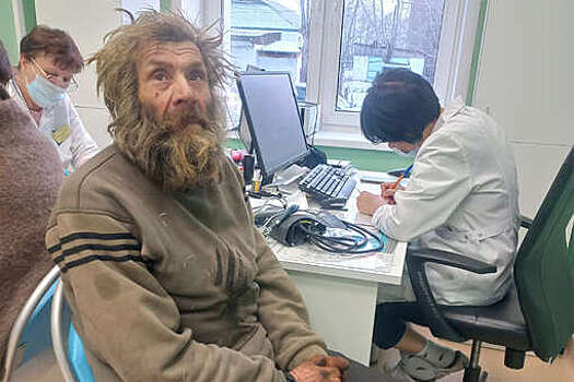 В Бурятии волонтеры доставили врачам мужчину, прожившего в лесу более 25 лет