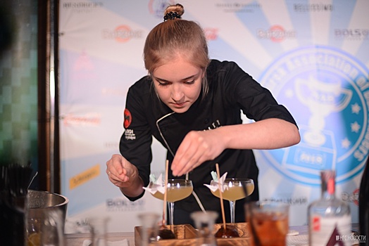 На чемпионате барменов Новосибирска сделали коктейль с синим льдом и золотым песком