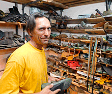 Челябинский сапожник шьет обувь по фотографиям с музейного экспоната