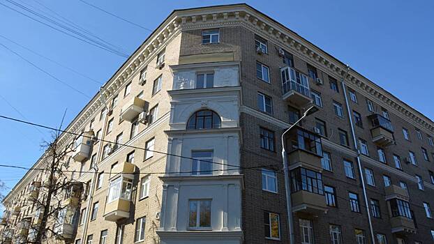 Капремонт фасада дома из неоклассического ансамбля завершили в Свиблово