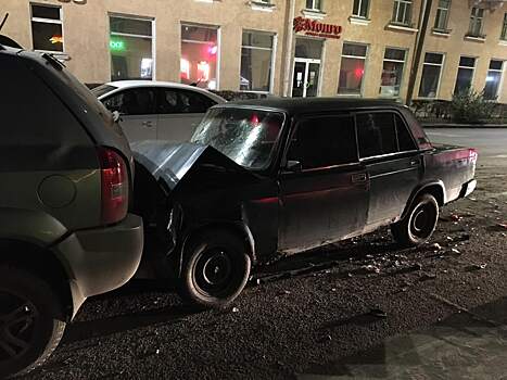 Пьяный подросток врезался в две машины на центральной улице Омска