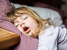 Почему ребенок храпит во сне
