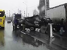 На выезде из Ярославля произошло смертельное ДТП с участием грузовика и военного УАЗа