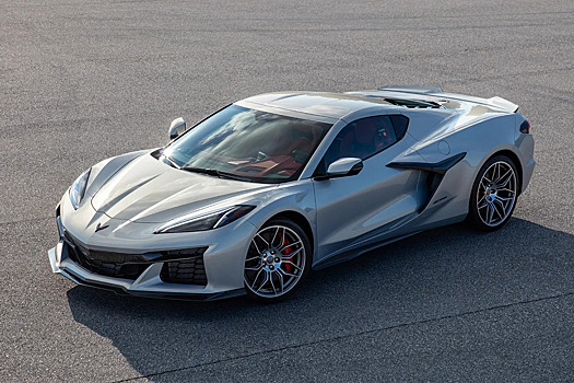 Шакилу ОНилу пришлось растянуть Chevrolet Corvette, чтобы поместиться в салон