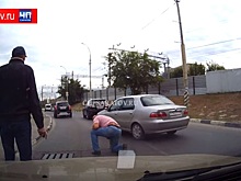 В Саратове водитель схватил студента за гениталии, за что получил газом в глаза