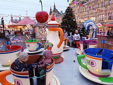 Национальные сувениры, елочные шары и кухню народов мира представят на ГУМ-ярмарке