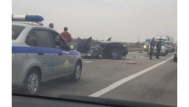 Мужчина пострадал в лобовом столкновении легковушки и фуры в Крыму