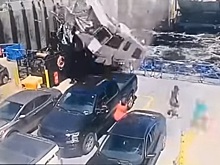 Дом на колесах взлетел и врезался в паром в Канаде