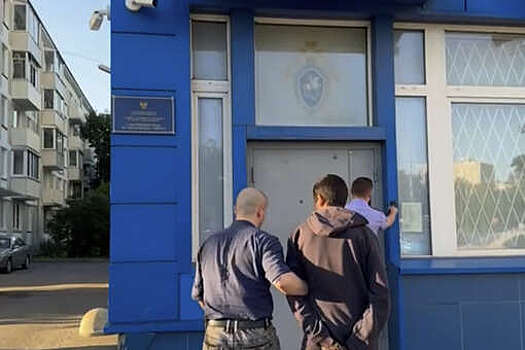 СК завел дело о теракте на подростка после поджога поста полиции в Петербурге