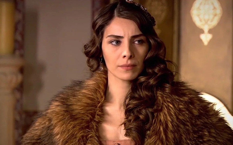 40-летняя Нур Феттахоглу сыграла одну из самых ярких женщин сериала «Великолепный век» — властную и прекрасную Махидевран Султан. 
