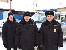 В Аргаяшском районе стажер-полицейский помог пожилой паре, машина которой улетела в кювет