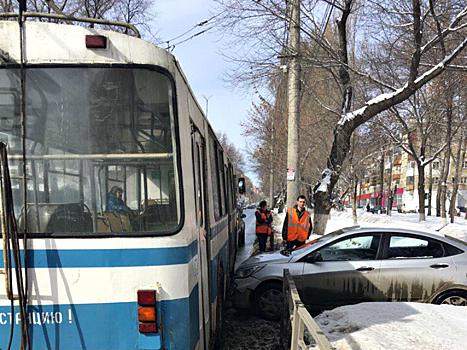 «Стоят, спорят»: на проспекте Кирова легковушка врезалась в троллейбус