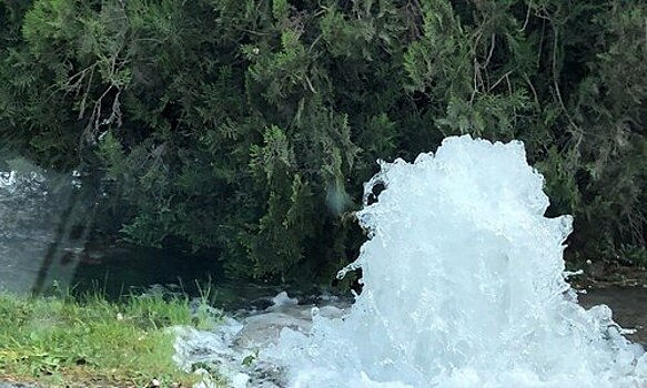 Видеофакт: в Симферополе из-под земли бьет фонтан