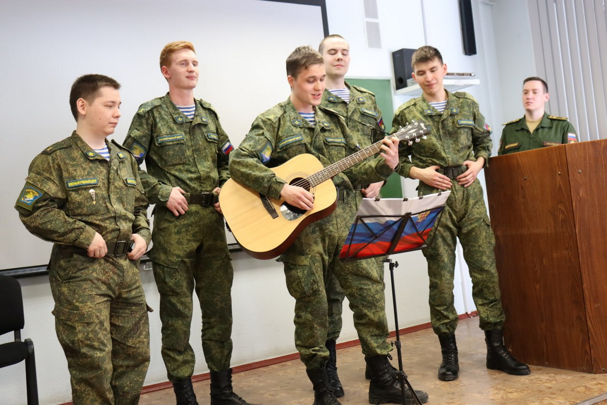 Курсанты военного учебного центра УрФУ поздравили праздничным концертом женщин — преподавательниц с Международным женским днём