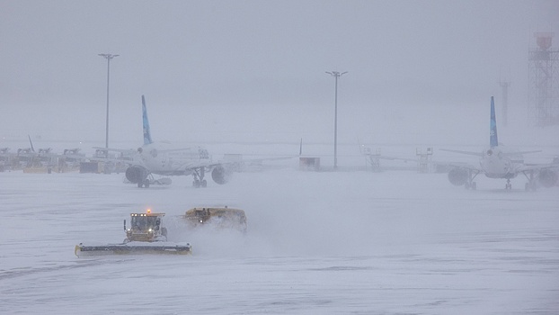 В США из-за бури отменили и задержали более 10 тысяч авиарейсов