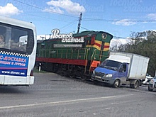 Хотел проскочить: на Вятской поезд столкнулся с «Газелью»