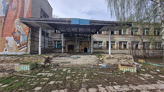 В Пачелме заколотили окна и двери культурно-спортивного центра