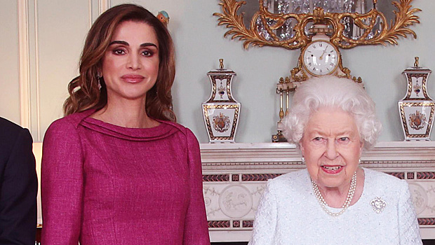 Королева Рания в платье цвета фуксии встретилась с Елизаветой II в Букингемском дворце
