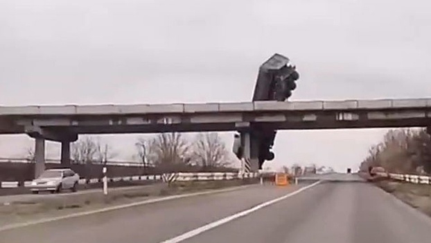 Самосвал слетел с моста и повис в метре от земли под Мариуполем