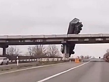 Самосвал слетел с моста и повис в метре от земли под Мариуполем