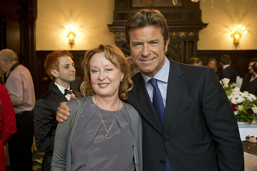 Актеры Лариса Удовиченко и Паоло Контичини во время приема по случаю премьеры фильма Серджо Бассо Amori Elementari в посольстве Италии в Москве, 20 июня 2014 года