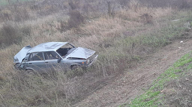 На трассе под Пугачевом пострадал водитель вылетевшей в кювет «семерки»