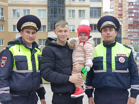 В Самаре сотрудники Госавтоинспекции встретились со спасенной ими малышкой