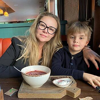 Мария Миронова показала сына Федора за семейным обедом