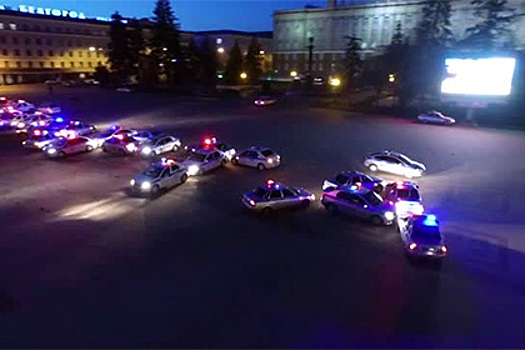 Российские гаишники на машинах с мигалками массово поздравили женщин с 8 марта