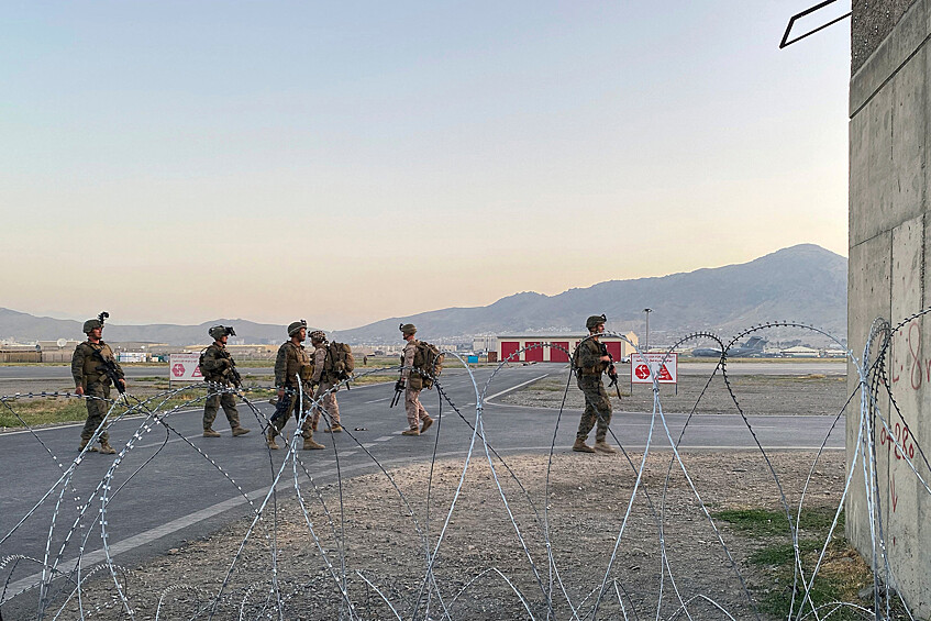 Солдаты США окружили аэропорт колючей проволокой