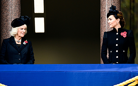 Кейт Миддлтон появилась на церемонии в Лондоне в пальто с эполетами и шляпке