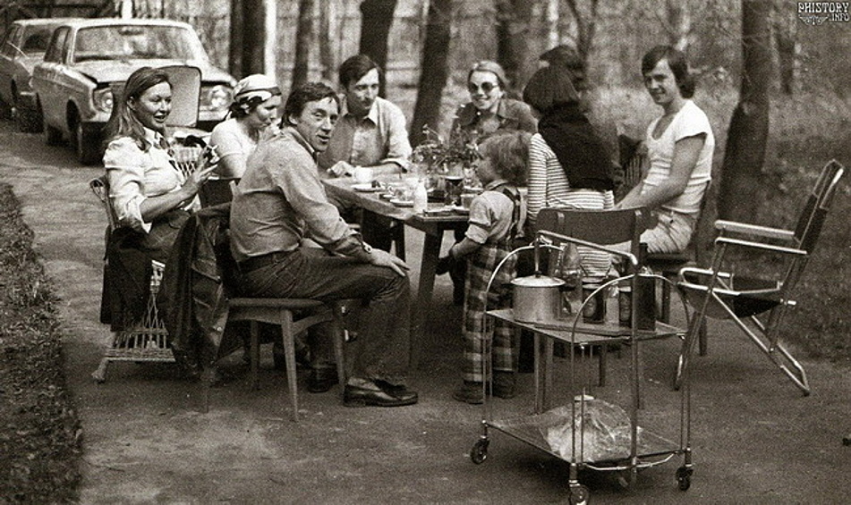 Влaдимир Высоцкий с друзьями на пикнике. Переделкино, апpeль-май 1975 года.