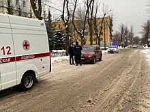 Под Петербургом пенсионер отвлёкся на телефон и сбил двух школьниц на переходе