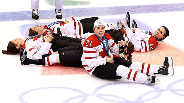 Пьяные игроки сборной Канады устроили дебош на льду. Хлестали пиво с шампанским и курили сигары