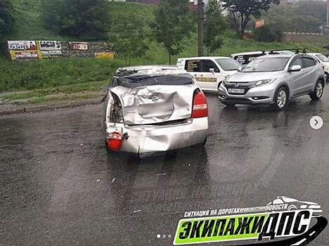 «Вот и не заметил черепашку»: во Владивостоке автобус «примял» иномарку