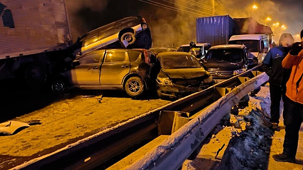 В Иркутске столкнулись 18 легковушек, два грузовика и автобус