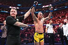Стали известны бойцы, получившие бонусы по итогам UFC 295