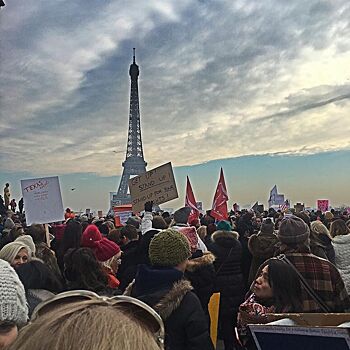 У Эйфелевой башни прошла акция протеста против Трампа