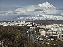 В центре Петропавловска-Камчатского лавина сошла на дорогу