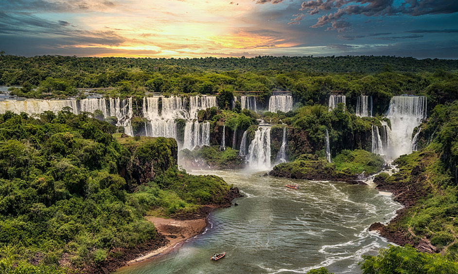 Игуасу – комплекс из 275 водопадов, расположенных на границе Бразилии и Аргентины. Считается самым мощным водопадом в мире по количеству каскадов и уступов. Общая ширина Игуасу составляет 3 километра, а средний показатель высоты – 80 метров.  Водопад окружен тропическими лесами, что делает это место действительно фантастическим