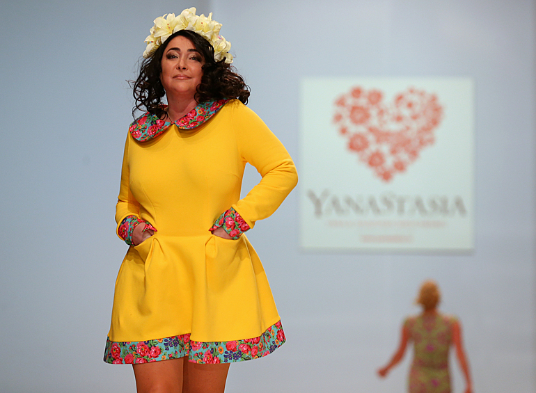 Певица Лолита Милявская на показе коллекции YanaStasia дизайнеров Яны и Анастасии Шевченко в рамках Moscow Fashion Week в Гостином дворе, 2015 год