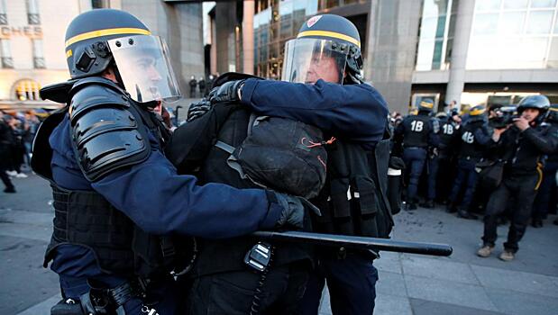 Во время протестов в Париже задержали 35 человек