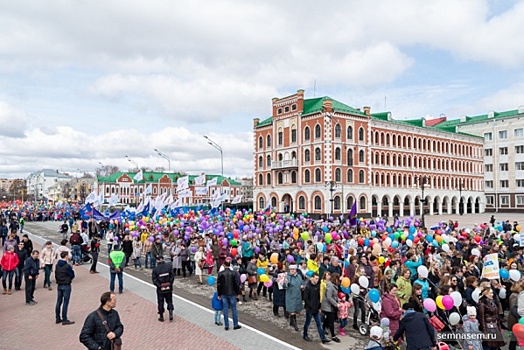 От трудовых коллективов до пионеров: первомайское шествие в Йошкар-Оле