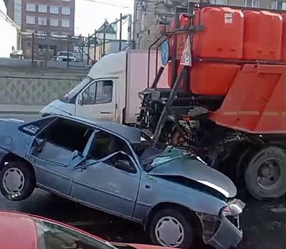 За сутки грузовики коммунальщиков превратили в груду хлама две легковушки