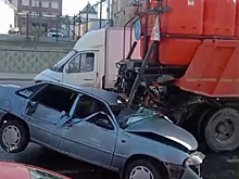 За сутки грузовики коммунальщиков превратили в груду хлама две легковушки