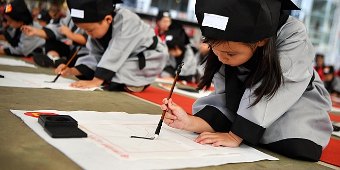 "Церемония начала письма" в детском центре искусств города Хайкоу