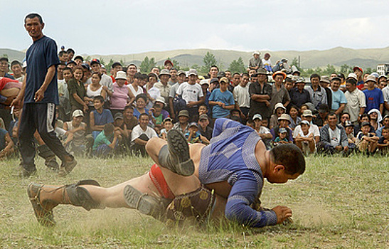 Главы Тувы и Монголии договорились продвигать национальную борьбу хуреш