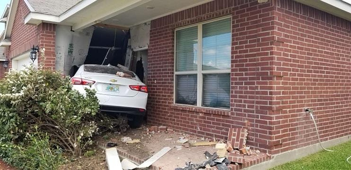 Внезапно влетевший в дом воскресным утром автомобиль нанес ущерб его хозяину в 24 тысячи долларов. 
