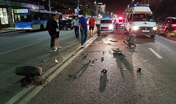 В Воронеже опубликованы фото с места столкновения 4 автомобилей и автобуса